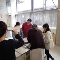 保護中: 保護者サポーターさんと一緒に進めるランチョンマットづくり②