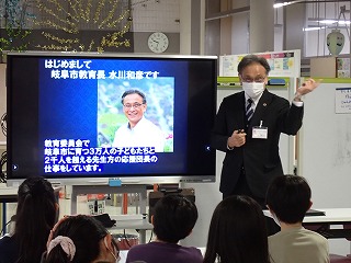 未来の学校を語ろう — 水川教育長さんとの特別授業 —