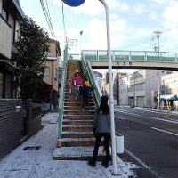 －3℃の朝──凍結した歩道橋を安全に登校するために