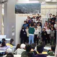保護中: アゴラに広がった感動の歌声　６年生ゲリラライブ