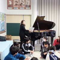 保護中: ピアノの音色に包まれて ― ６年生、特別音楽授業