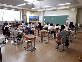 保護中: 全学級そろって迎えた「桃の節句献立」給食の時間