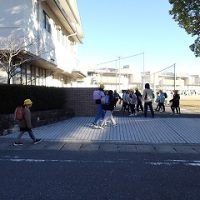 保護中: あいさつの輪が広がっています　― ２年生が朝のあいさつ活動に参加