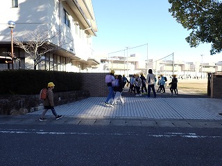 保護中: あいさつの輪が広がっています　― ２年生が朝のあいさつ活動に参加