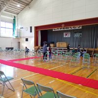 保護中: 卒業式へ向けて ― 5年生の会場準備と6年生の学び舎清掃 ―