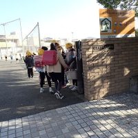 保護中: 6年生、最後のランドセル登校と笑顔のあいさつ活動