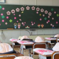 がっこうを　どきどき　たんけん