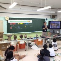 6年生　土器を「見て、触れて、直接感じる」出前授業