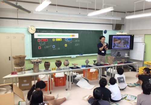 6年生　土器を「見て、触れて、直接感じる」出前授業