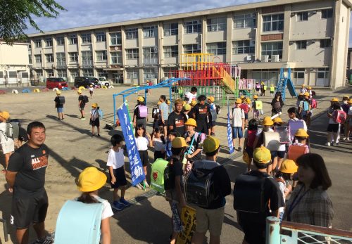 大学生とあいさつ運動