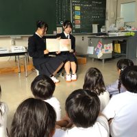 岐阜城北高校の学生による「読み聞かせ」