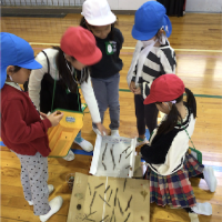 １年生　幼保小連携「あきのおもちゃまつり」