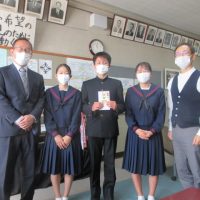 岩野田中学校同窓会より、「創立75周年記念品」が贈呈されました。