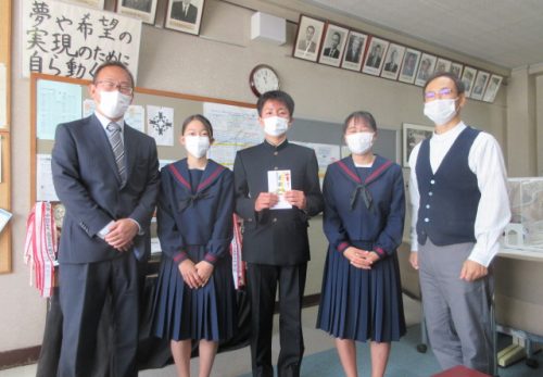 岩野田中学校同窓会より、「創立75周年記念品」が贈呈されました。