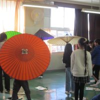 出前授業・伝統的工芸品の特別講座(4年生)