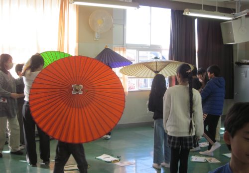 出前授業・伝統的工芸品の特別講座(4年生)