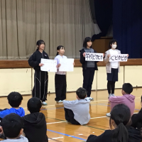 児童集会　美化委員会「ピカピカ大作戦」図書委員会「しおりをゲット！」