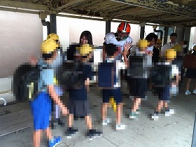 あいさつ運動に岐大アメフト部が参加 あいさつ運動に岐大アメフト部が参加