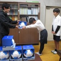 サッカーボール寄贈　贈呈式（FC岐阜様）