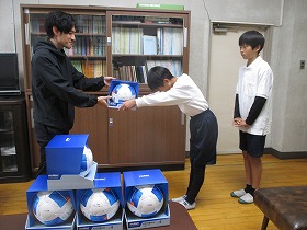 サッカーボール寄贈　贈呈式（FC岐阜様）