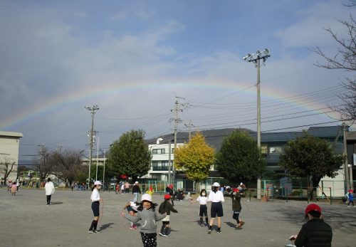 保護中: １２月８日（木）　運動場にきれいな虹がかかりました。