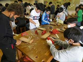 仲間と創る野外学習①～竹スプーンづくり～