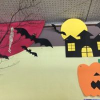 校長室前の掲示板を見に来てね