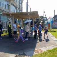 民生委員の皆さんとのあいさつタッチ