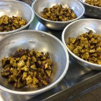 今日の給食は、「大学いも」