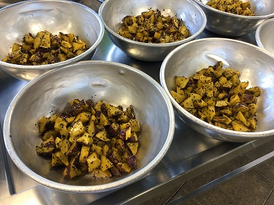 今日の給食は、「大学いも」