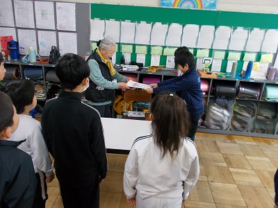 「ブックさん」による読み聞かせ