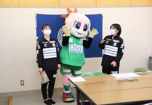 FC岐阜のマスコットキャラクター「ギッフィー」が来校しました。