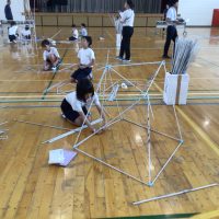 造形あそび　新聞棒をつないでつないで