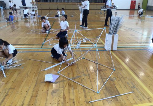 造形あそび　新聞棒をつないでつないで