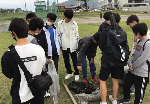 長良川清掃にボランティアの生徒が参加しました