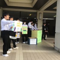 ３年生の平和学習で古着、古紙、テトラパック回収を行いました