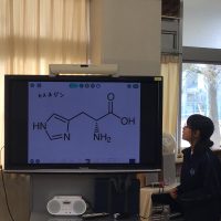 １年生で自己表現活動の発表会を行いました