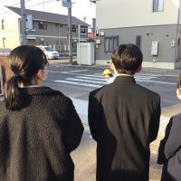 生徒会執行部が長良西小学校であいさつ活動を行いました