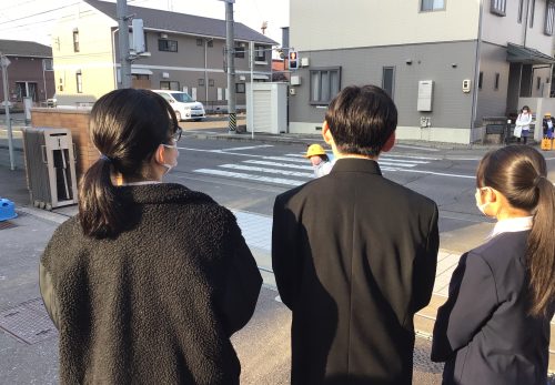 生徒会執行部が長良西小学校であいさつ活動を行いました