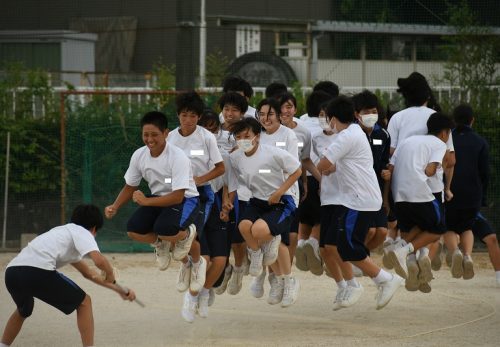 大縄跳びの練習で、笑顔がたくさん見られました