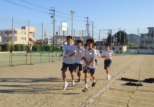 岐阜市駅伝大会に向けて、朝の自主練習が始まっています