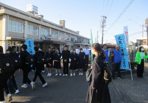 地域の方々とともにあいさつ運動