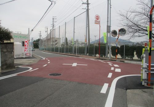 校門前交差点がカラー舗装されました