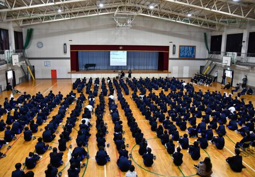 後期まとめの生徒総会を行いました