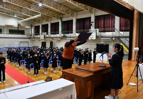 ３年生からのサプライズ　学年主任の先生へ卒業証書