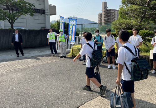 令和７年６月３日（火）　鷺山自治会の方による挨拶運動