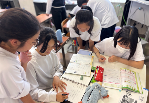 令和７年６月10日（火）　１年生 ロング昼休みに学習に励む仲間たち