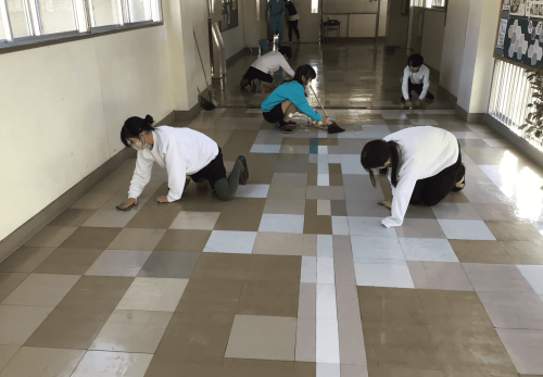 令和７年12月16日（火）　３年生との縦割り掃除