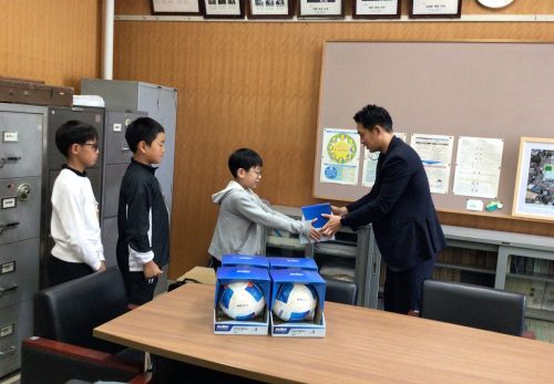 サッカーボールの寄贈について