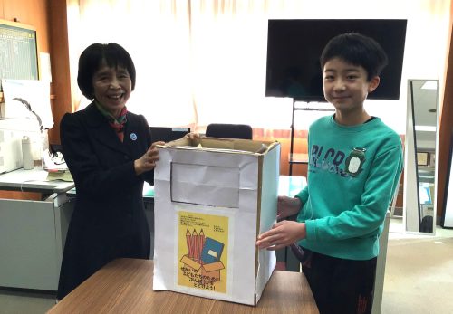 ユネスコへ学用品を寄付